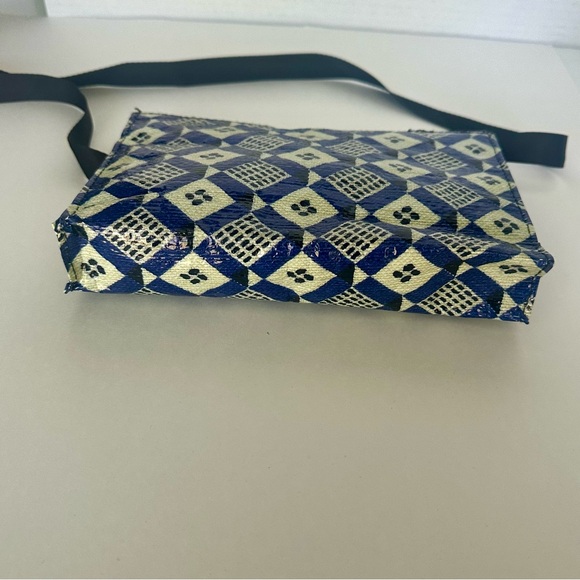 Vintage Blue Q Recycled Crossbody Medium Shoulder Bag Purse 2013 9 x 6 x 2” - Picture 5 of 11